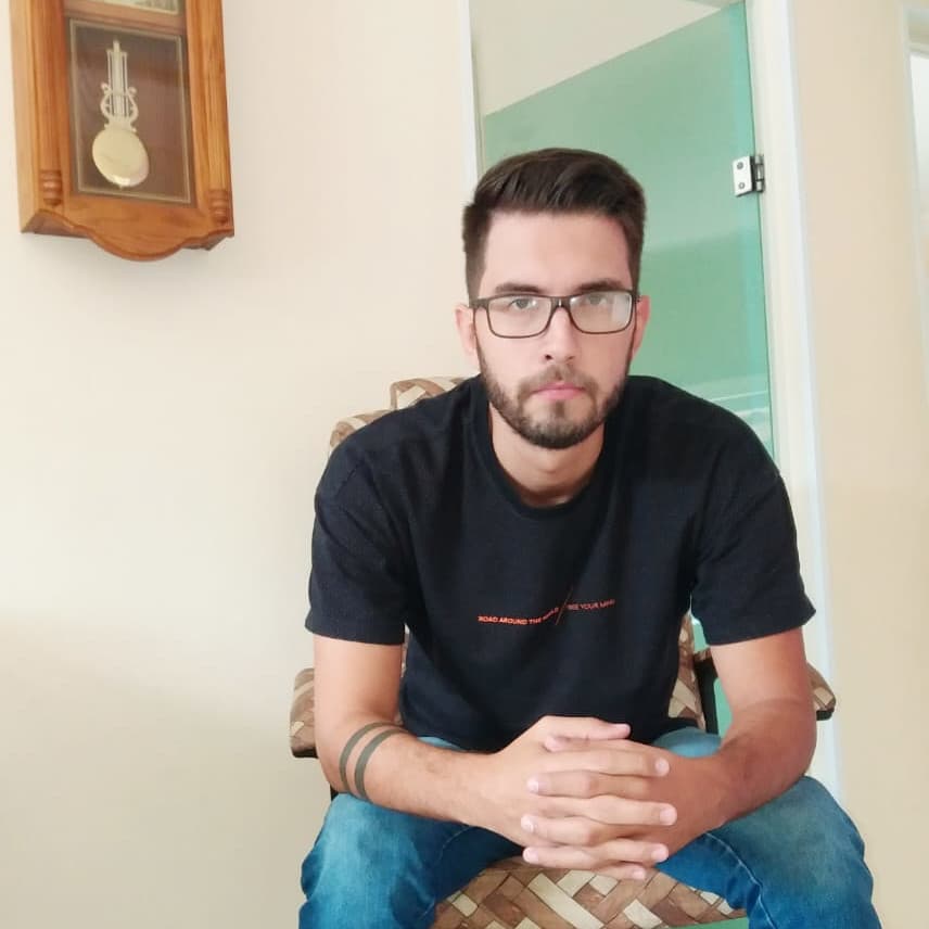 minha foto sentando na cadeira